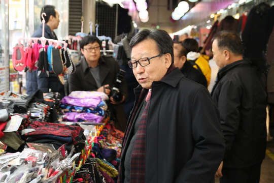 경남 진주 혁신도시로 이전한 한국산업기술시험원은 지역경제 활성화 및 전통시장 살리기를 위해 전 직원 설 선물을 지역 전통시장에서 구입했다. KTL 이원복 원장과 임직원들이 지난달 29일 진주중앙시장에서 장을 보고 있다.  한국산업기술시험원 제공
